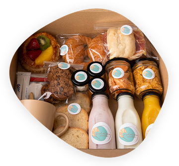 una caja llena de comida , bebidas y galletas .