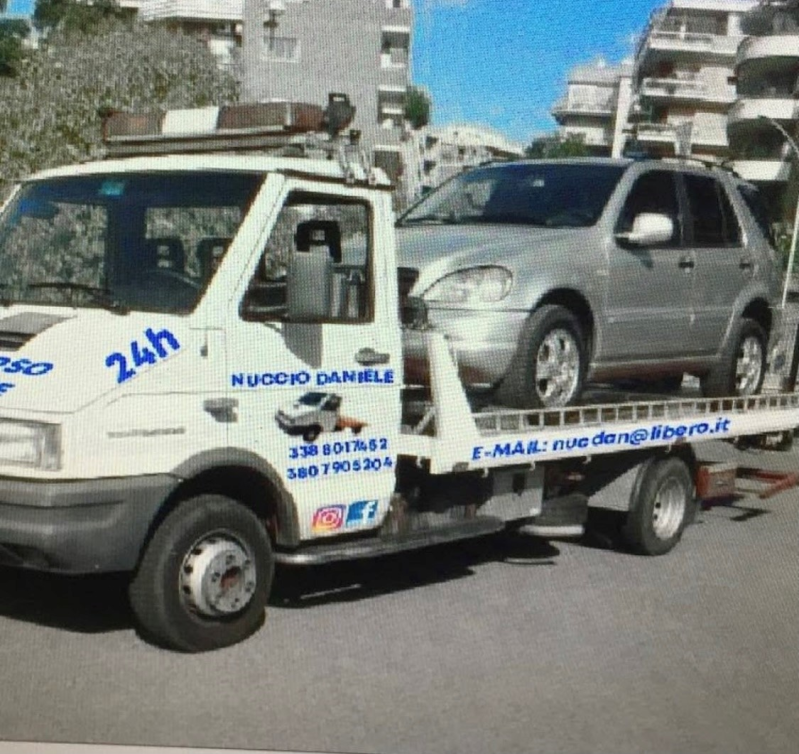 Un carro attrezzi ha il numero 24h sul lato