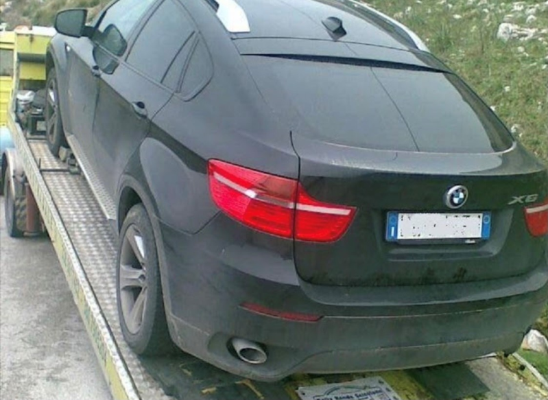 Una BMW X6 nera viene trainata da un carro attrezzi