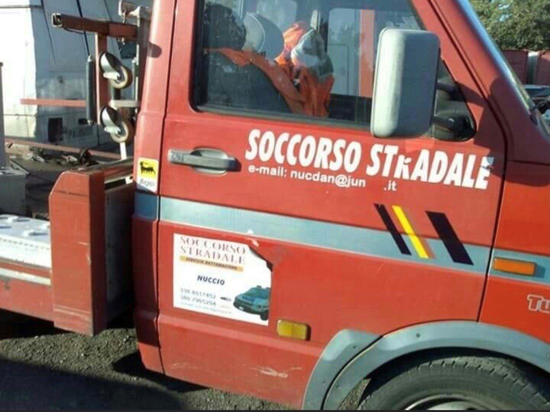 Un camion rosso con la scritta 