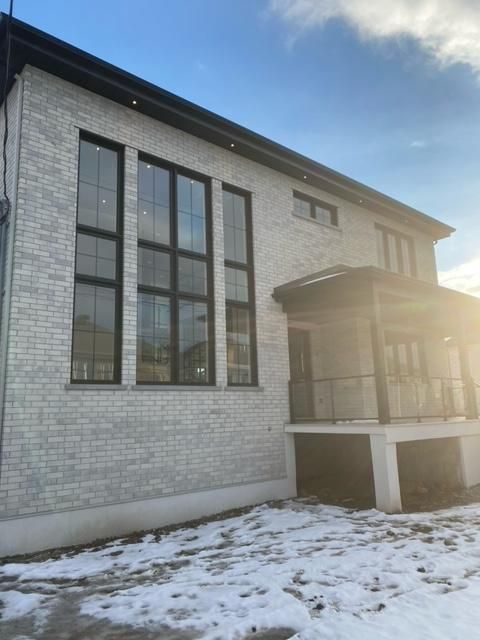 Un grand bâtiment en brique blanche avec beaucoup de fenêtres