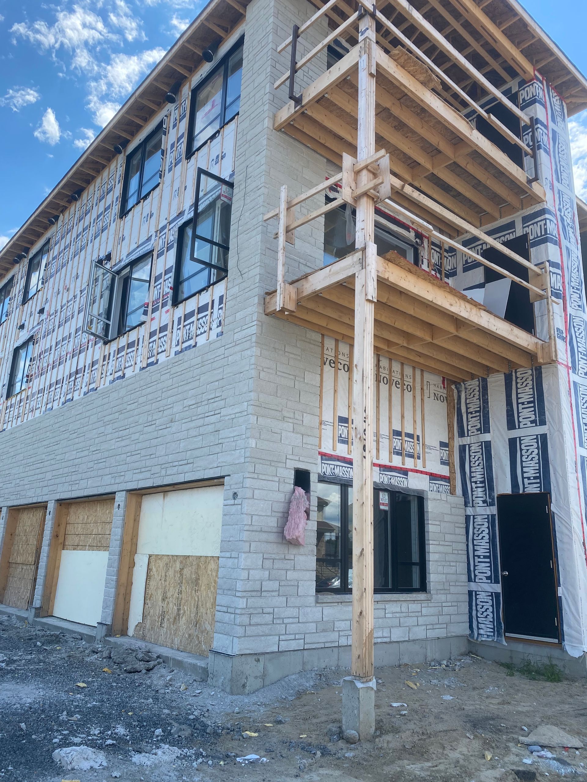Un bâtiment en construction avec balcon et échafaudages.