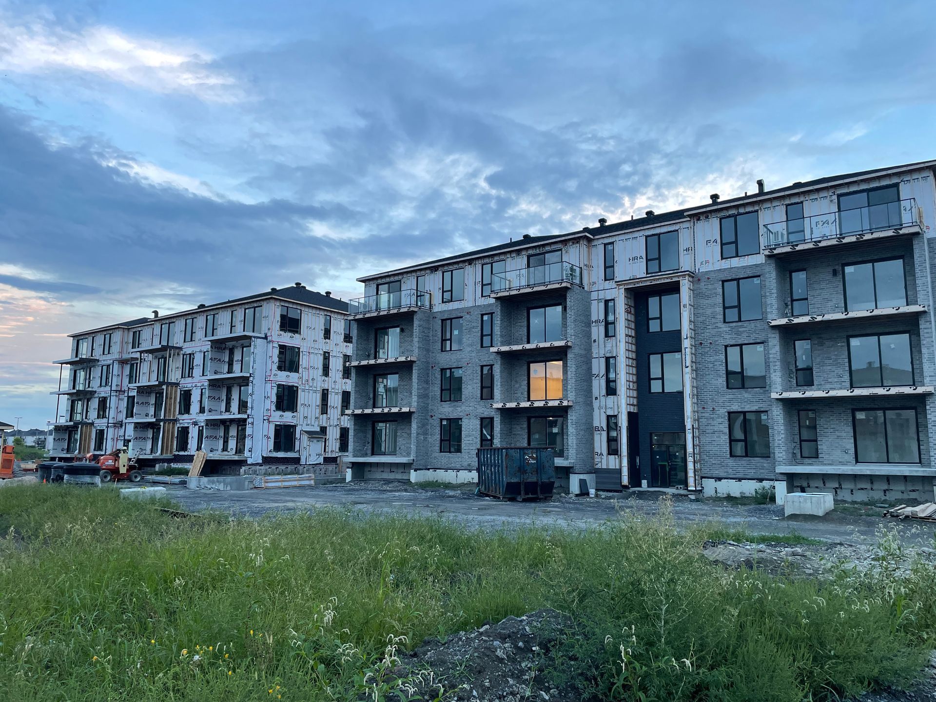 Un grand immeuble d'habitation est en construction dans un champ.