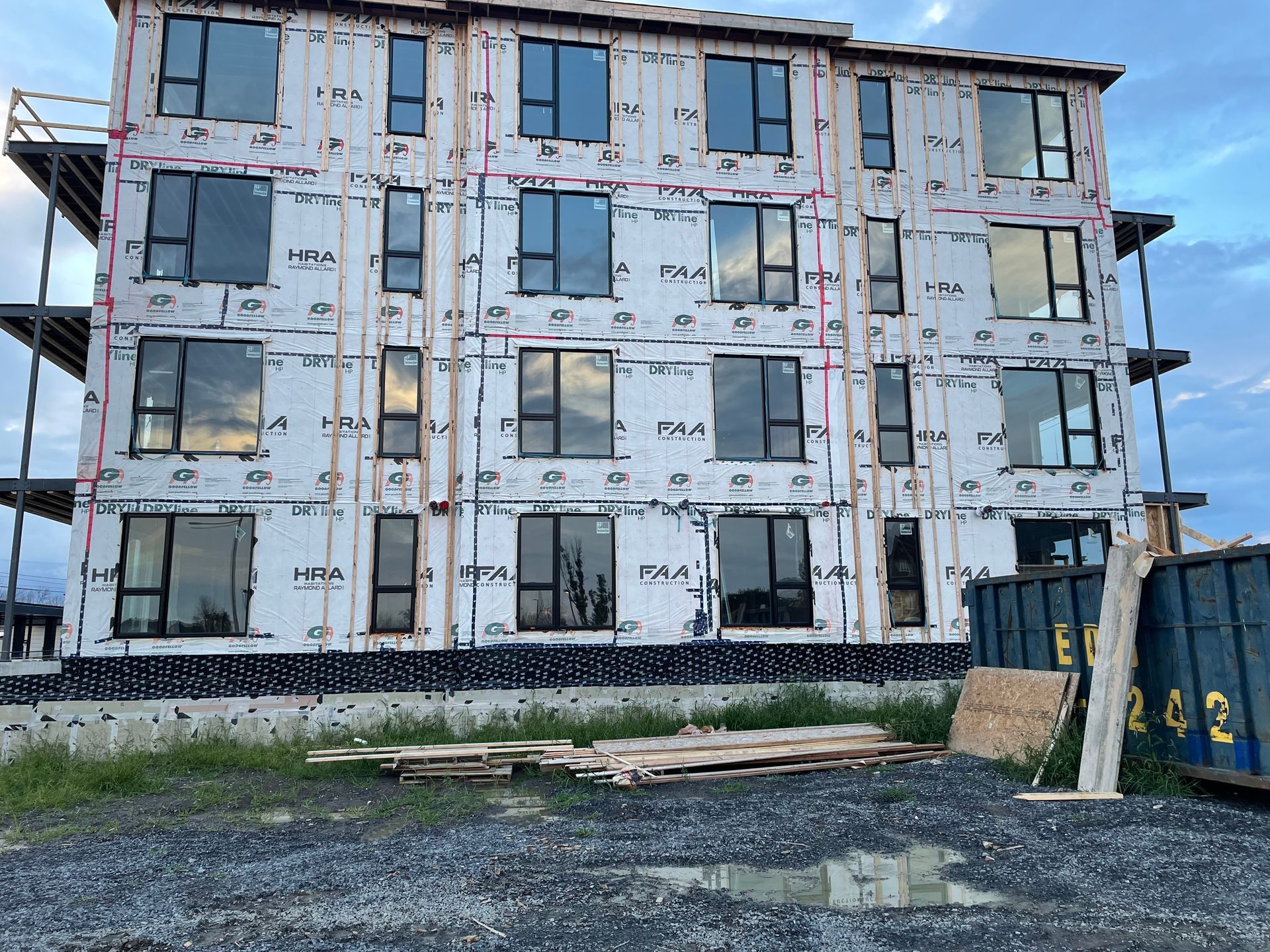 Un grand bâtiment en construction avec beaucoup de fenêtres.
