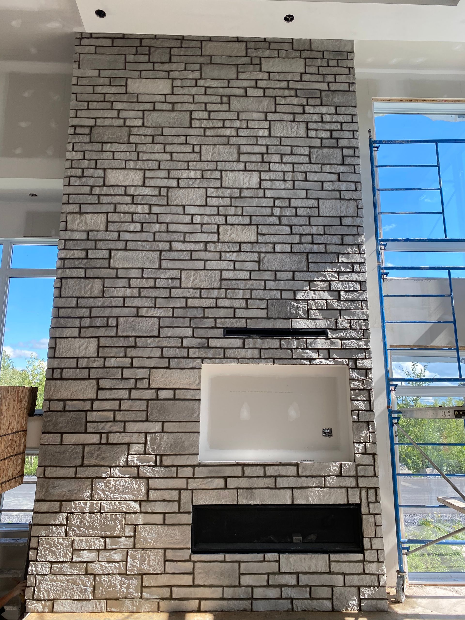 Un mur de briques avec une cheminée au milieu