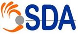 Logo SDA con lettere blu e linee arancioni attorno a un cerchio grigio.
