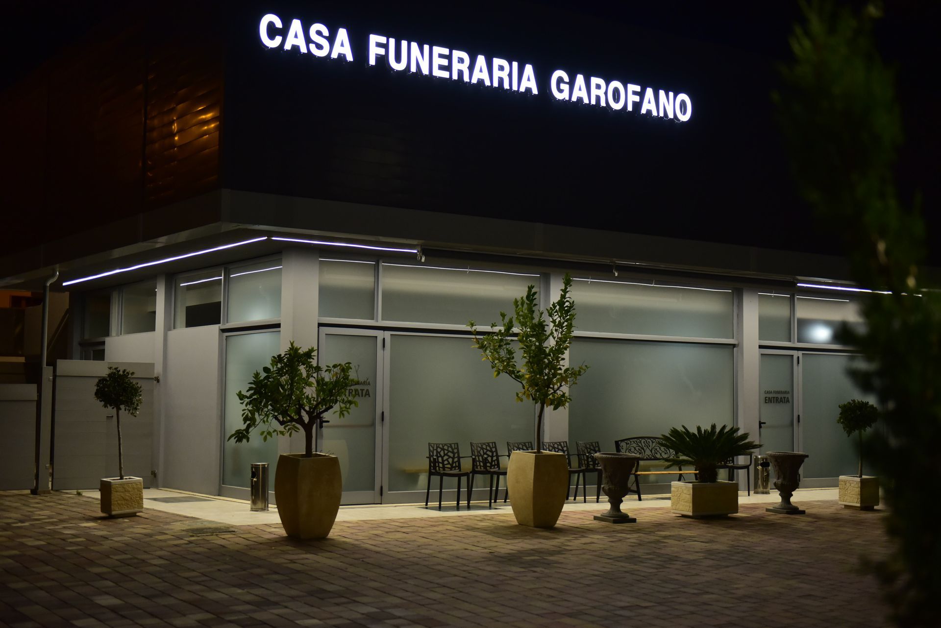dettaglio ingresso casa funebre a San Benedetto del Tronto