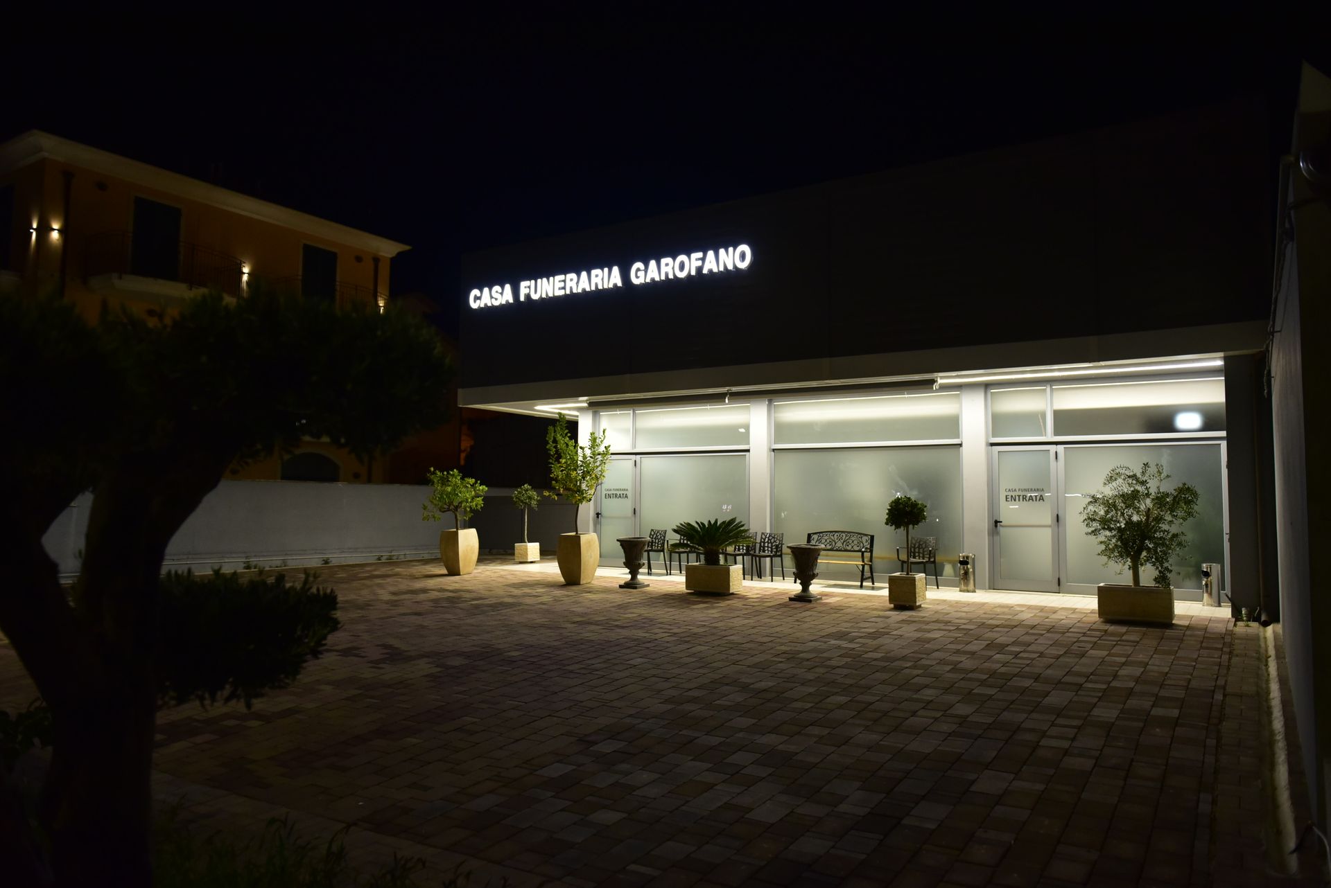 ingresso cortile casa funebre a San Benedetto del Tronto