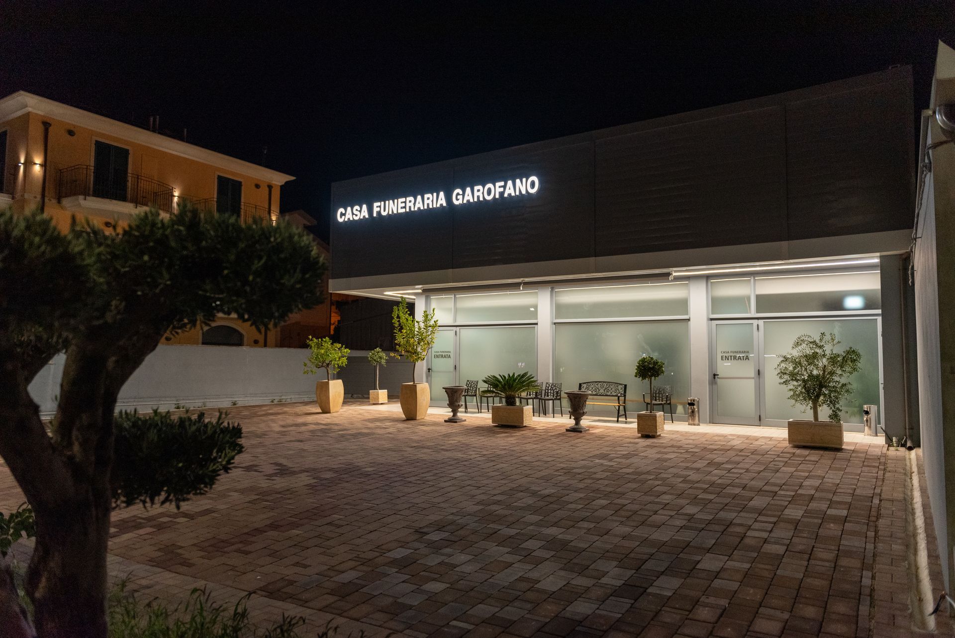 esterni casa funeraria di notte