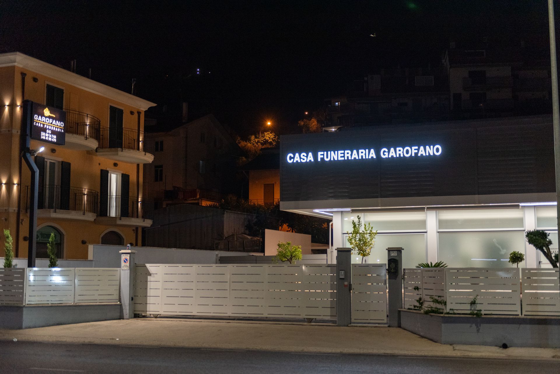 esterni sala del commiato di notte