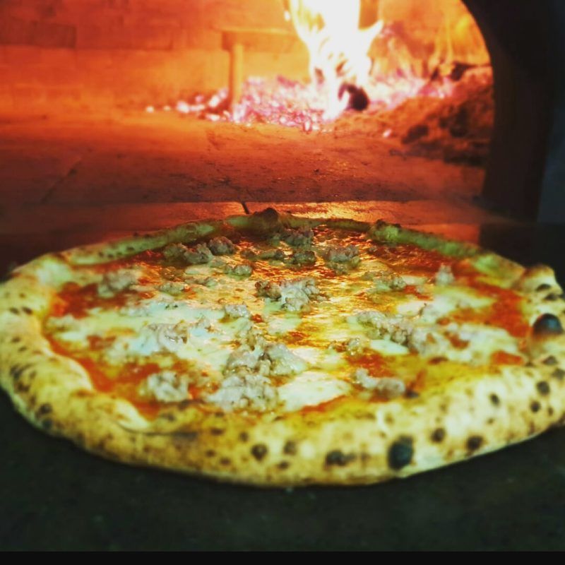 pizza al pomodoro con gorgonzola