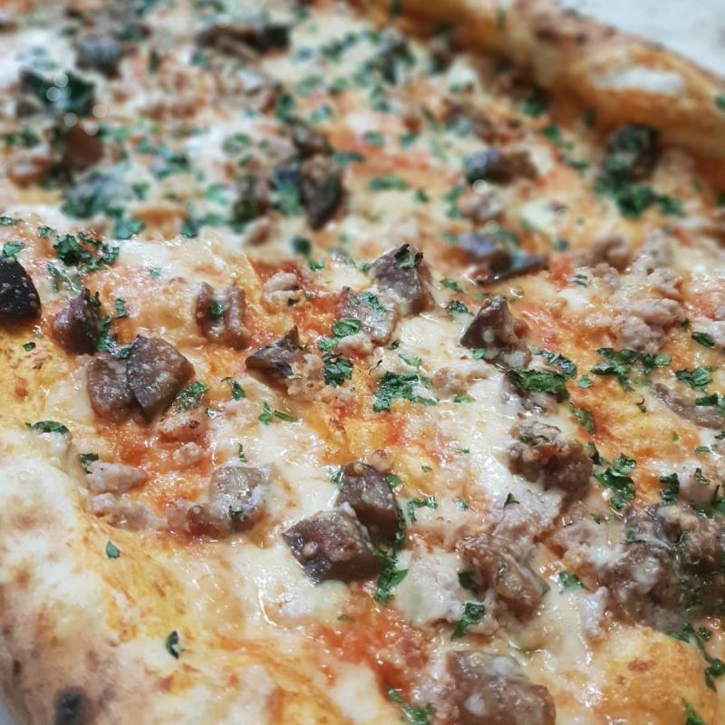 pizza alle salsicce e mozzarella