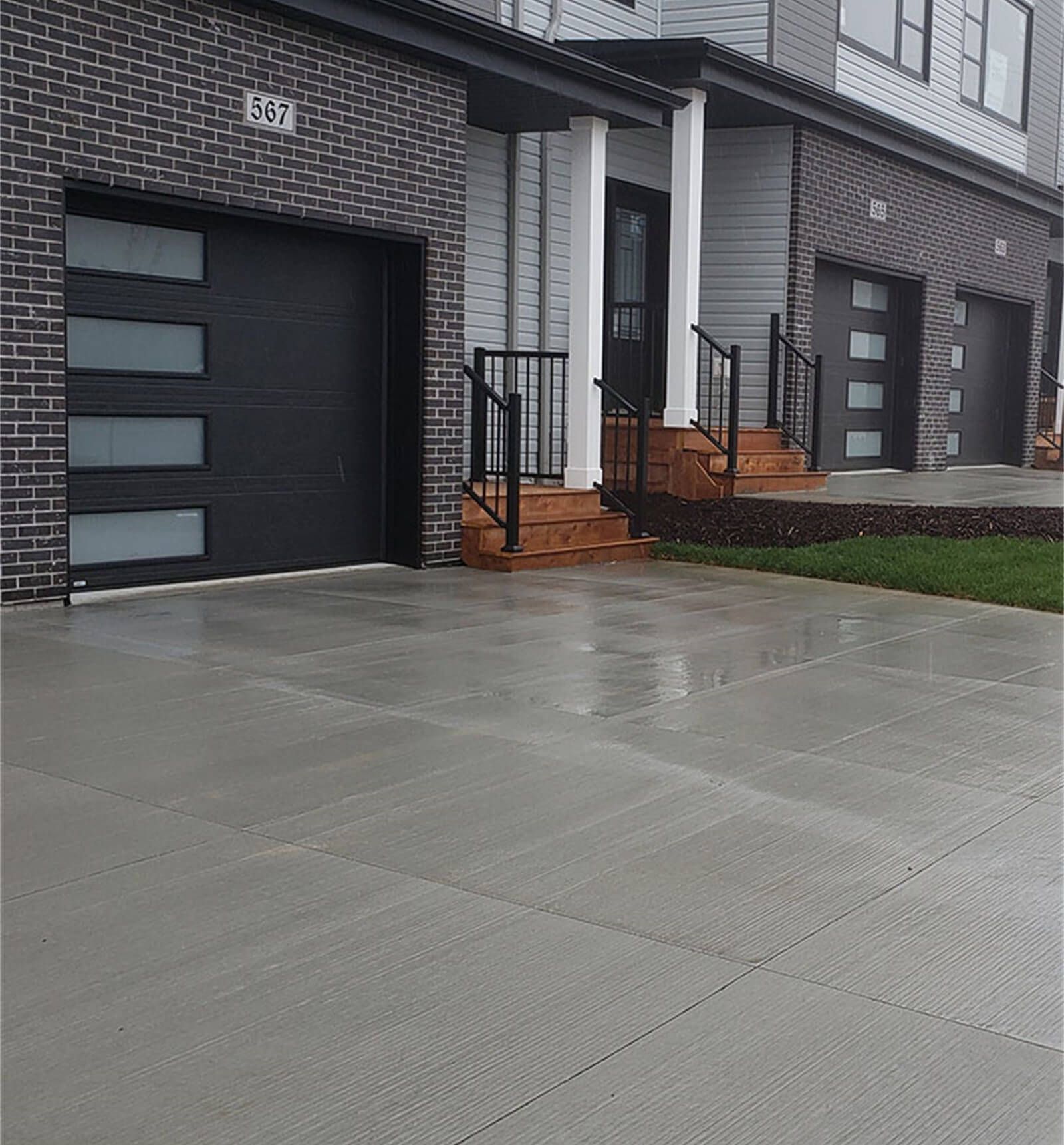 a person applying caulking coating on a grey wall
