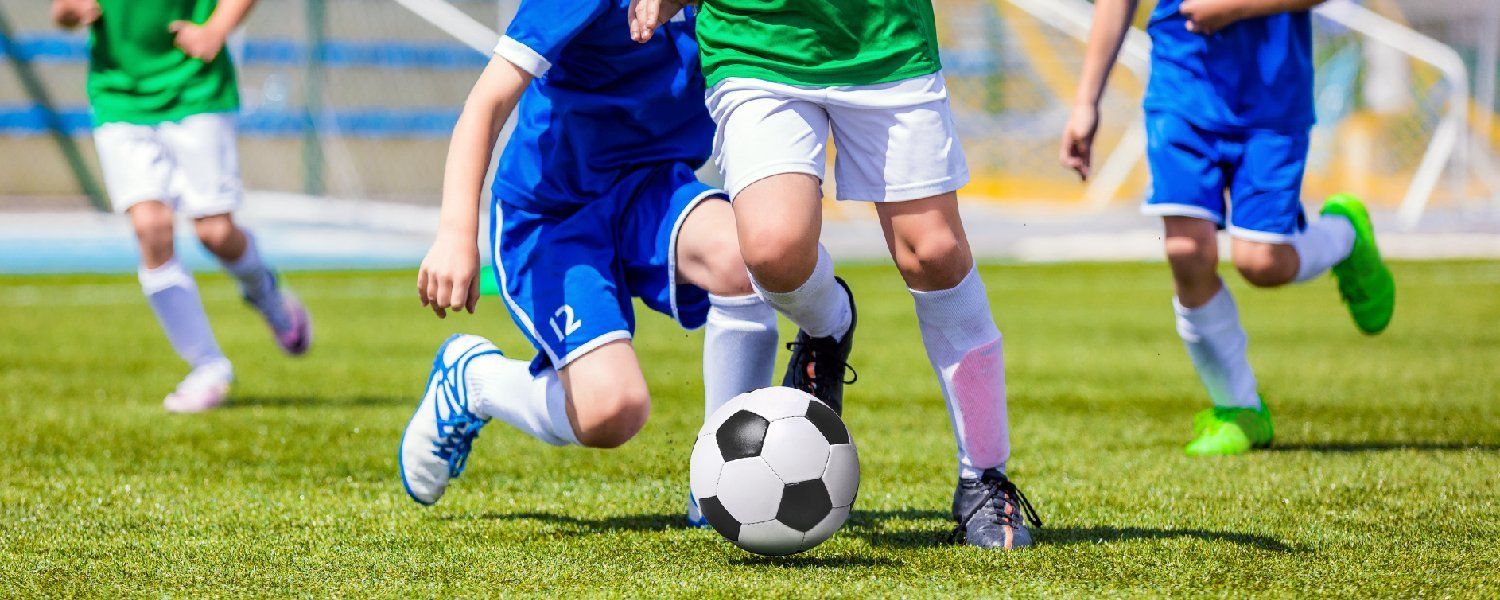 bambini che giocano a calcio