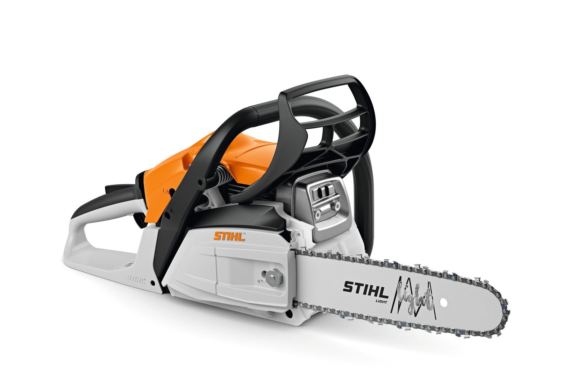 Motosierra Stihl, blanca y naranja, sobre fondo blanco.