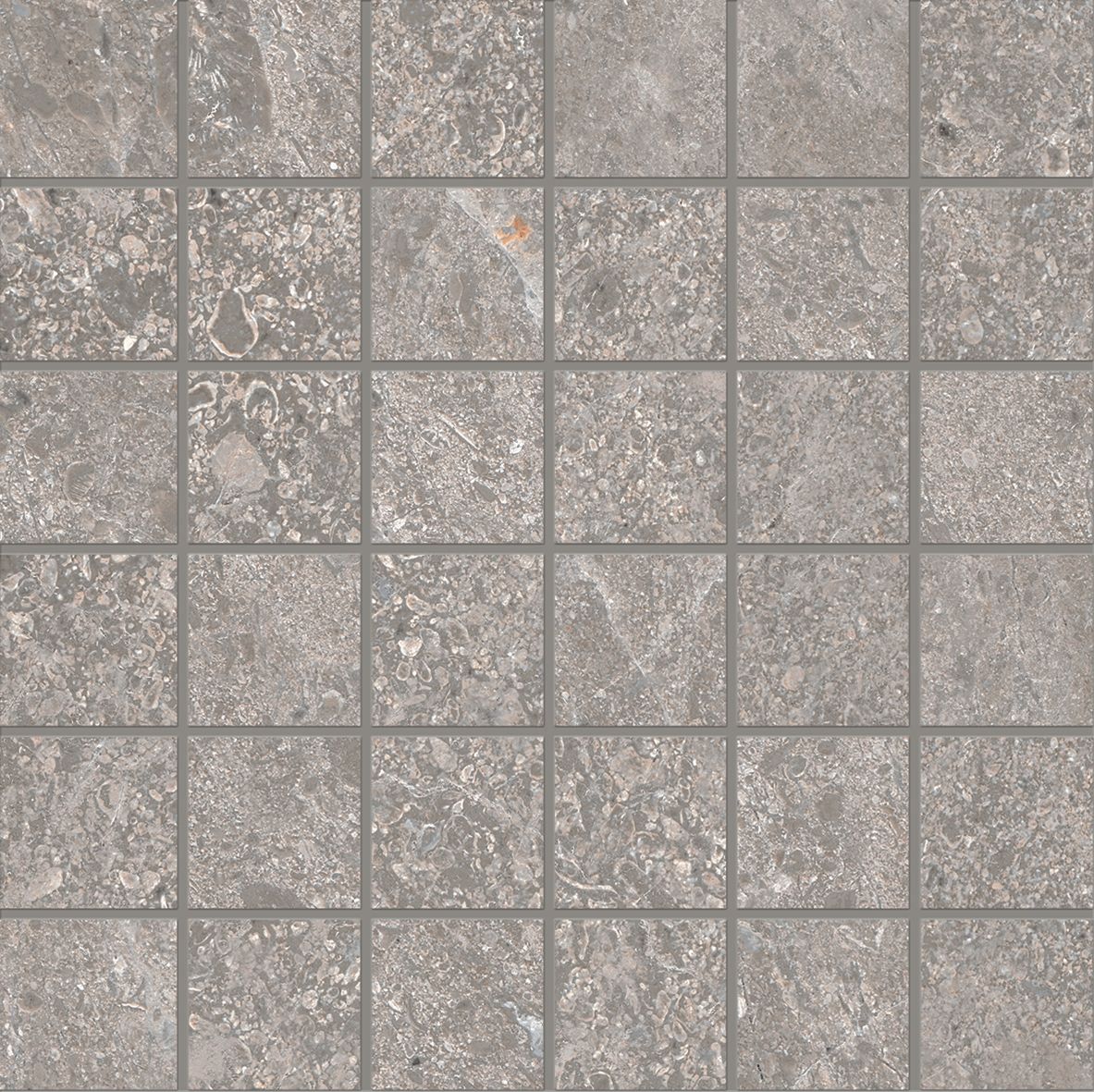 Grijze vierkante mozaïektegels met een gestructureerd oppervlak en grijze voegen.