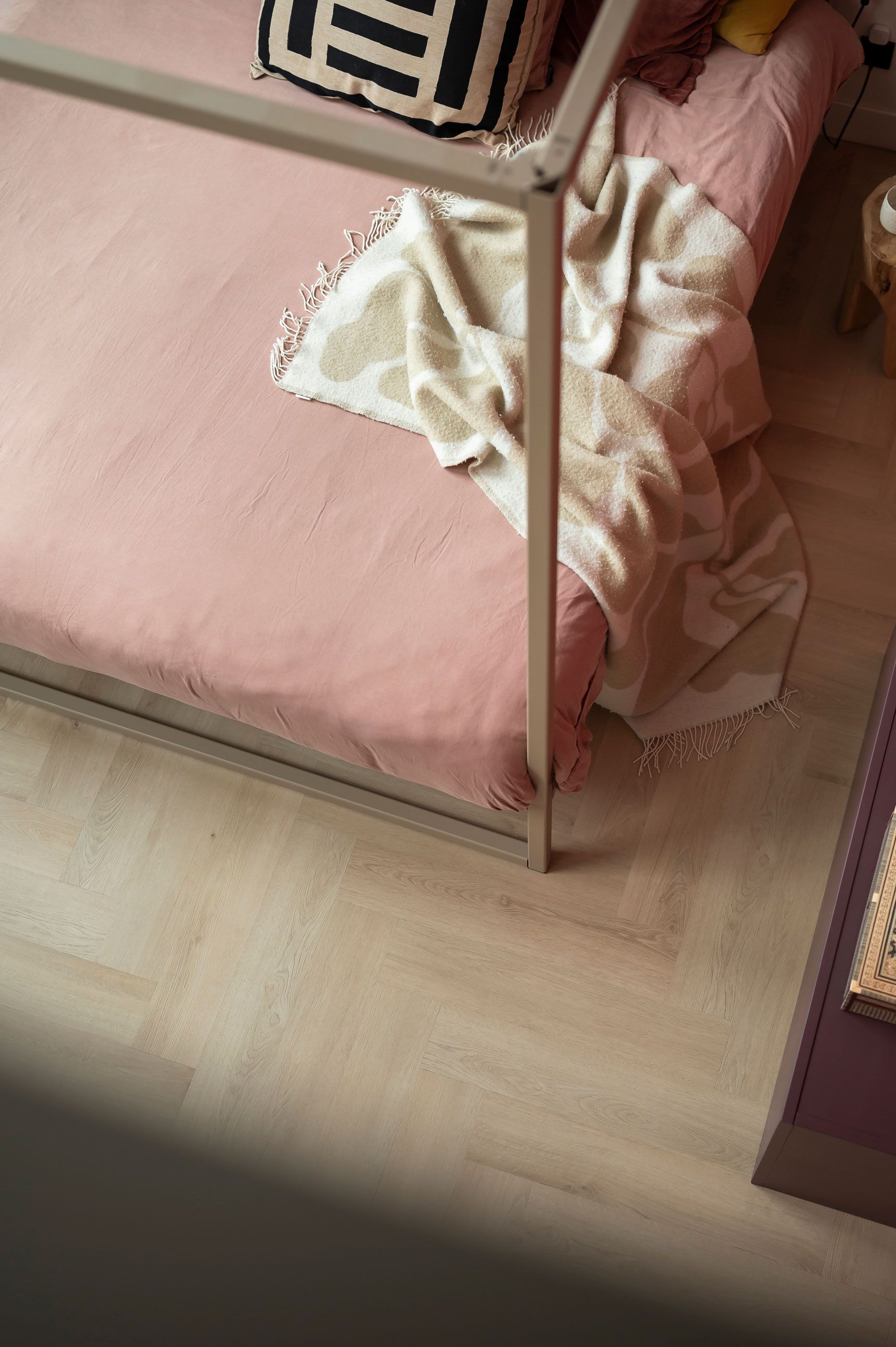 Moderne keuken met witte aanrechtbladen en vloer, donker kookeiland en groot raam.