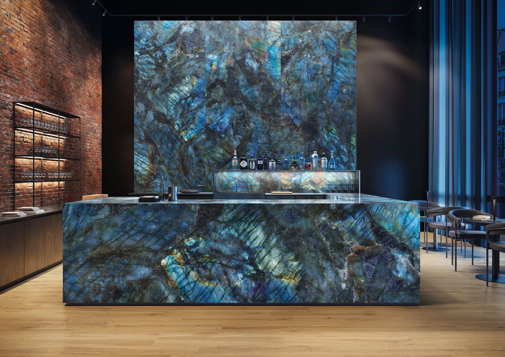 Een moderne bar met een grote, blauwe, gestructureerde toonbank en achterwand. 