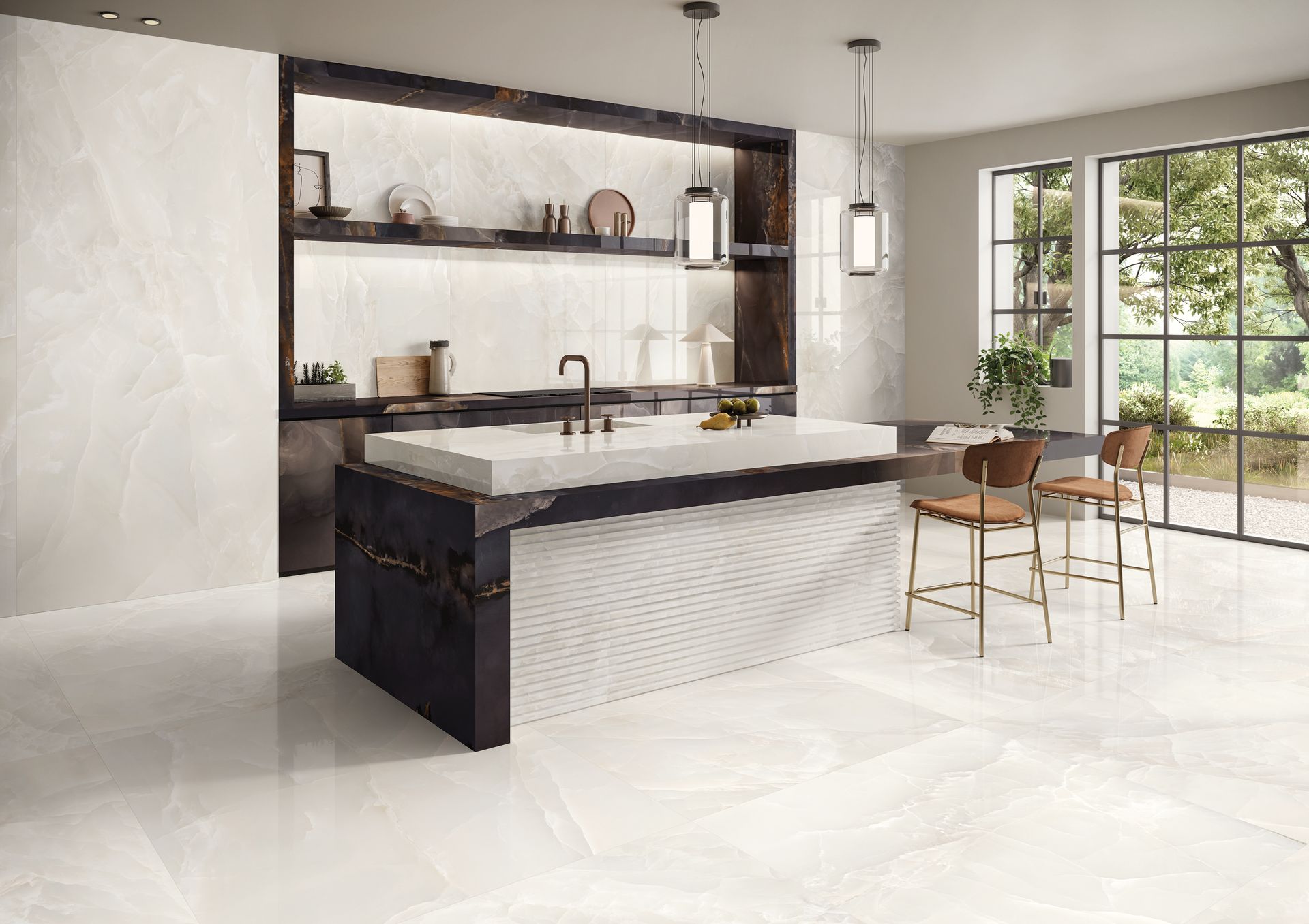 Moderne keuken met witte aanrechtbladen en vloer, donker kookeiland en groot raam.