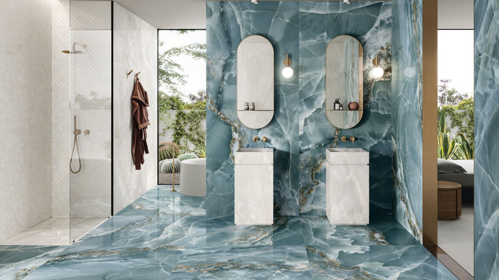 Luxe badkamer met blauwe marmeren wanden en vloer, twee wastafels en een douche.