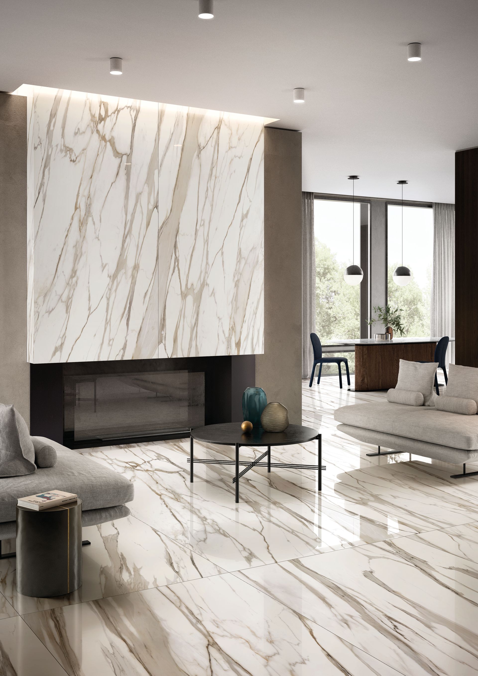 Luxe woonkamer met marmeren muren en vloer, modern meubilair en een open haard.