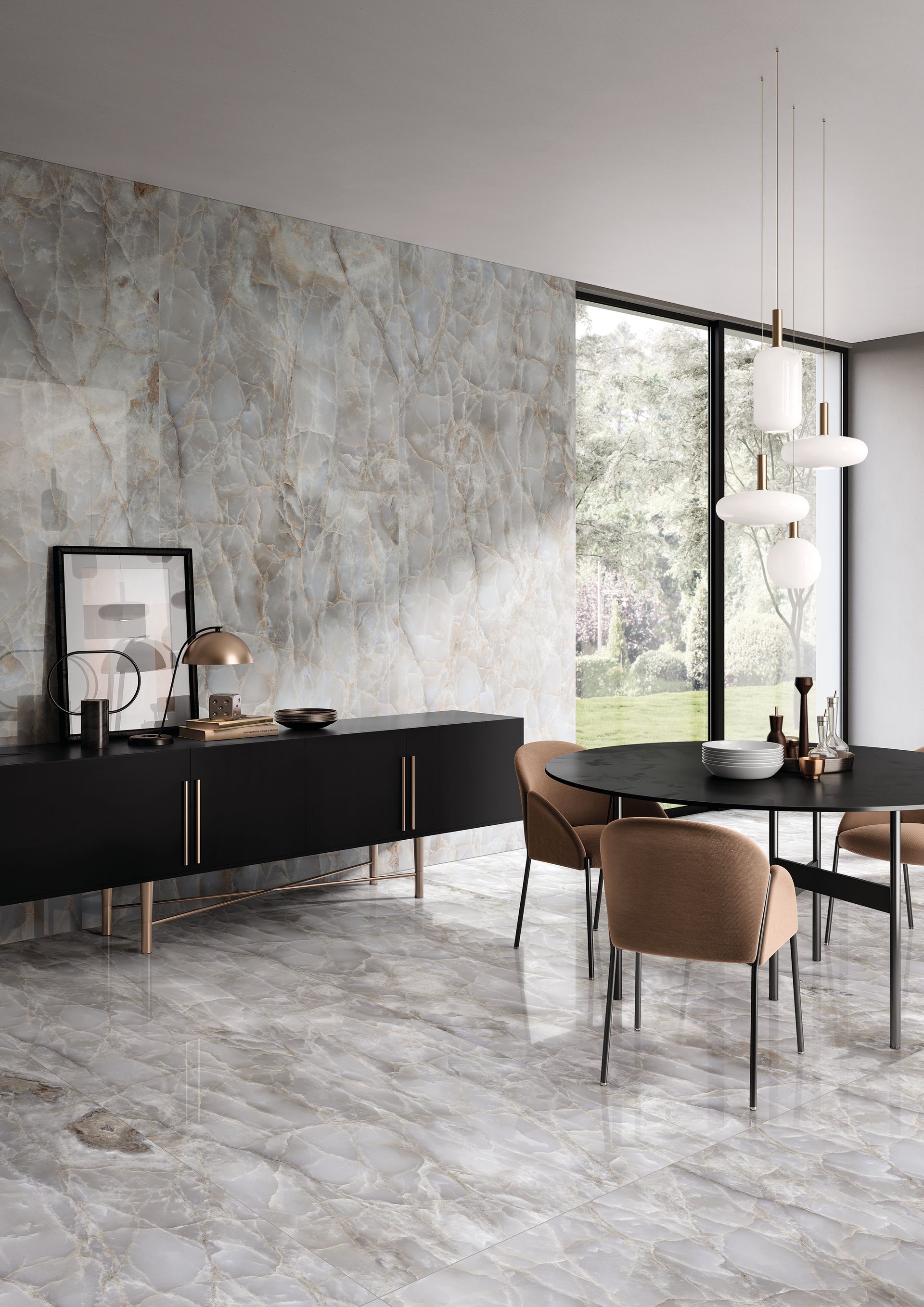 Elegante eetkamer met een grijze muur en vloer met structuurverf. Zwart dressoir, ronde tafel, stoelen en een groot raam.