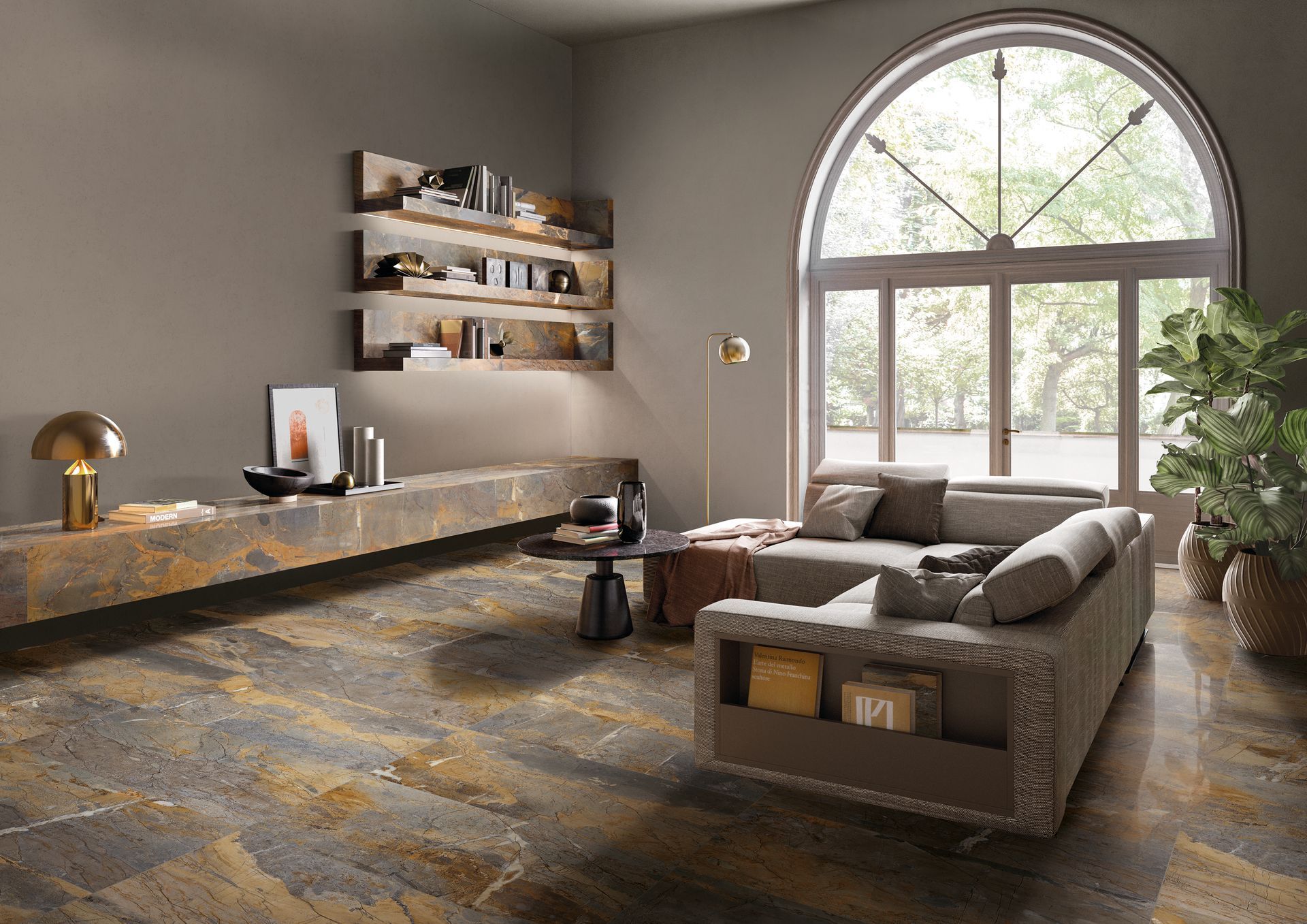 Woonkamer met groot boogvormig raam, grijze muren, stenen vloer en een grijze hoekbank.