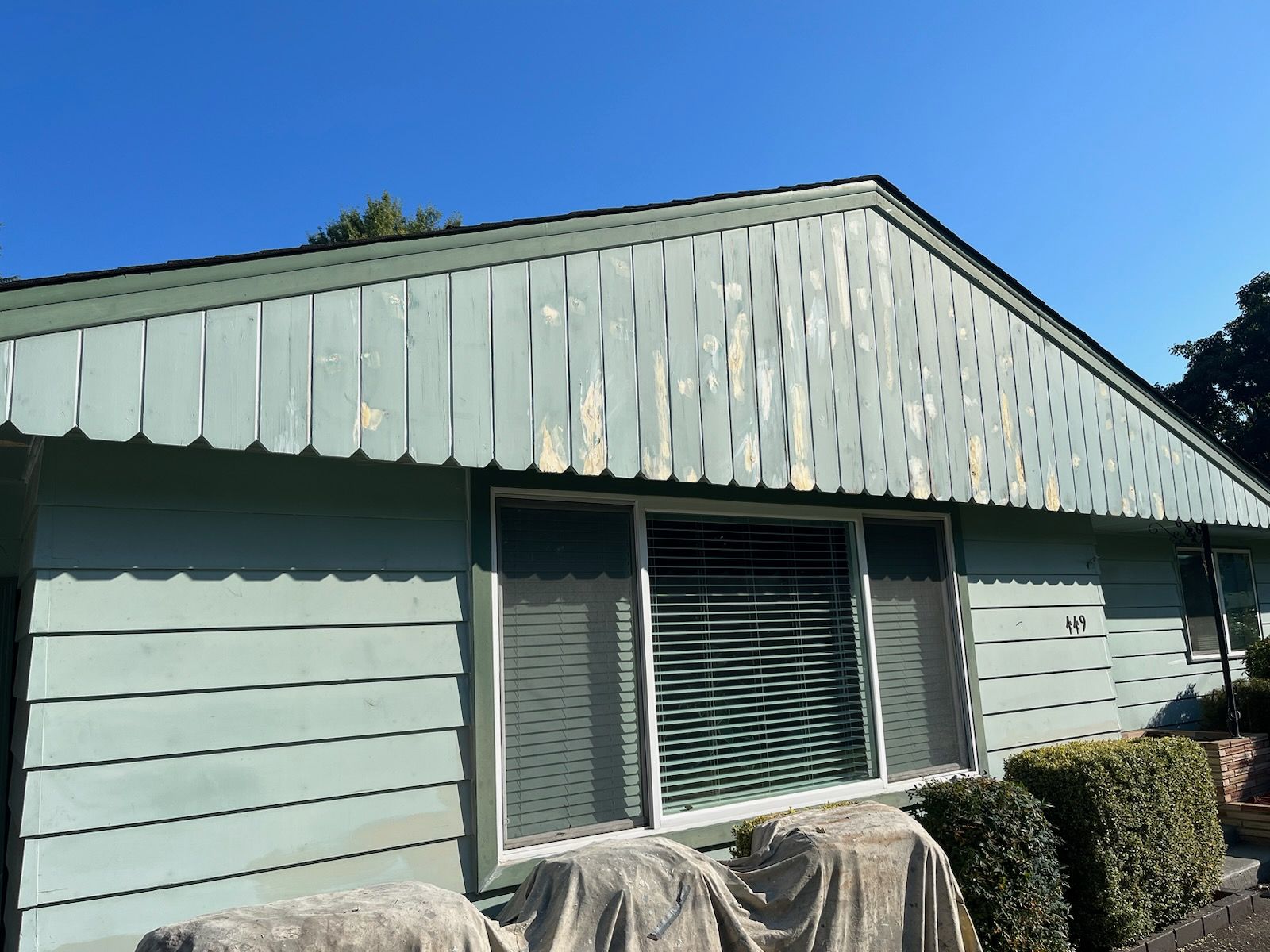House before repainting – Springfield, OR - Don Ball Custom Care Painting