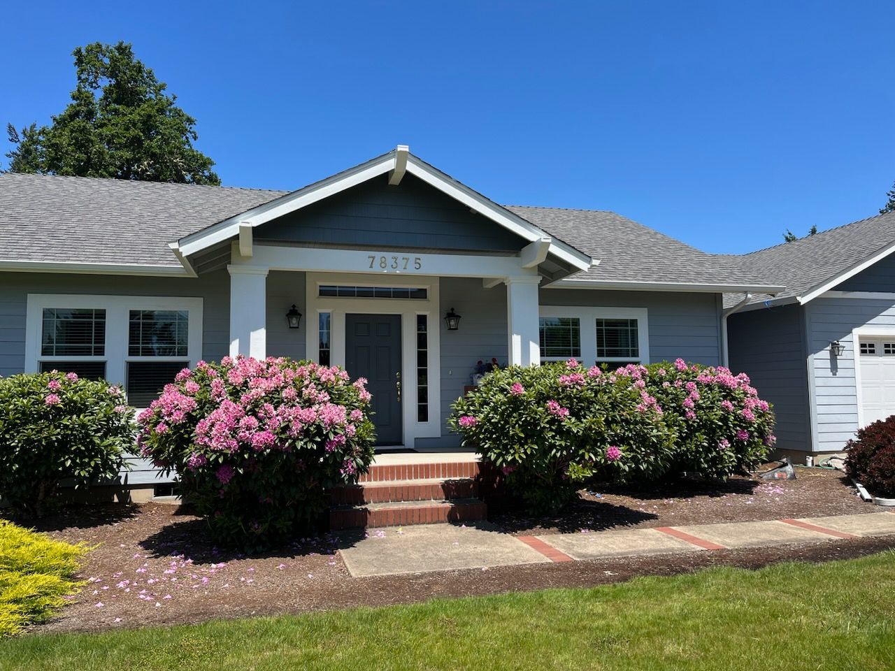 A beautiful house accented with light gray paint – Springfield, OR - Don Ball Custom Care Painting