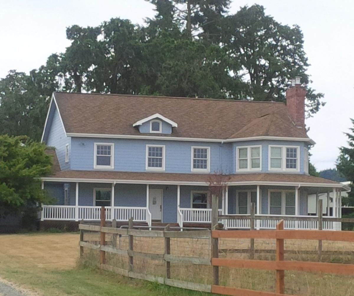 Row of perfectly manicured suburban townhouses on a beautiful summer day – Springfield, OR - Don Ball Custom Care Painting