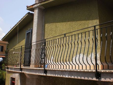 ringhiera di un balcone esterno con decorazione