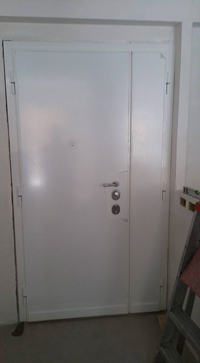 Porta blindata con copertura in legno bianco