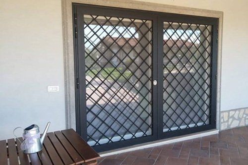 finestra con grata di protezione in alluminio