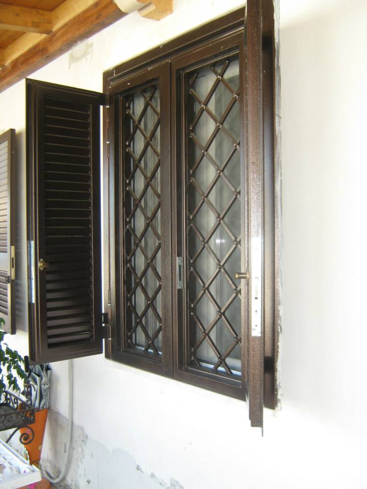 finestra in legno con grata