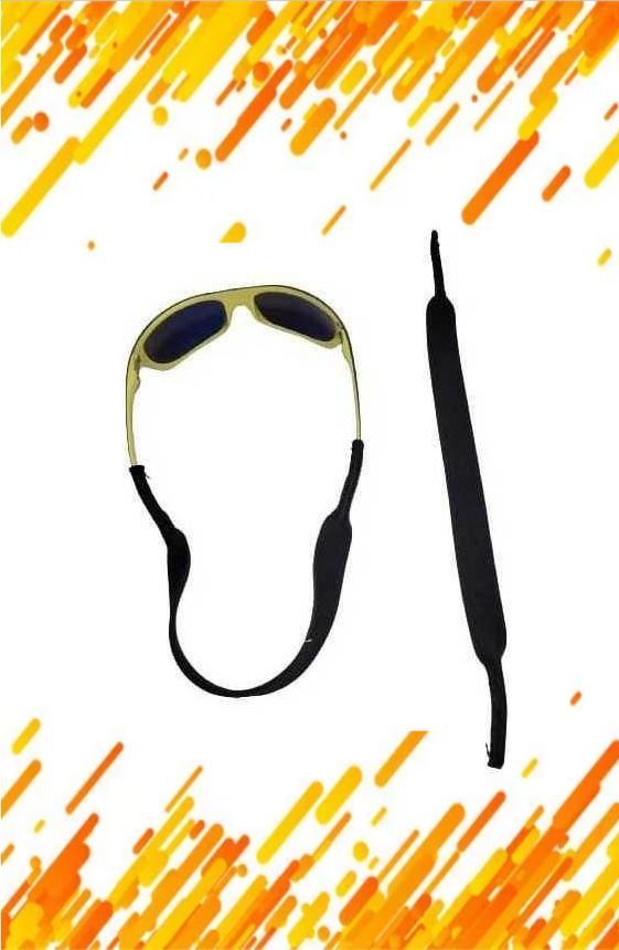 Un par de gafas de sol con una correa negra sobre un fondo blanco.