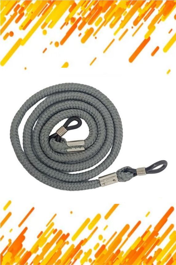 Una cuerda gris con un cierre de metal sobre un fondo blanco.