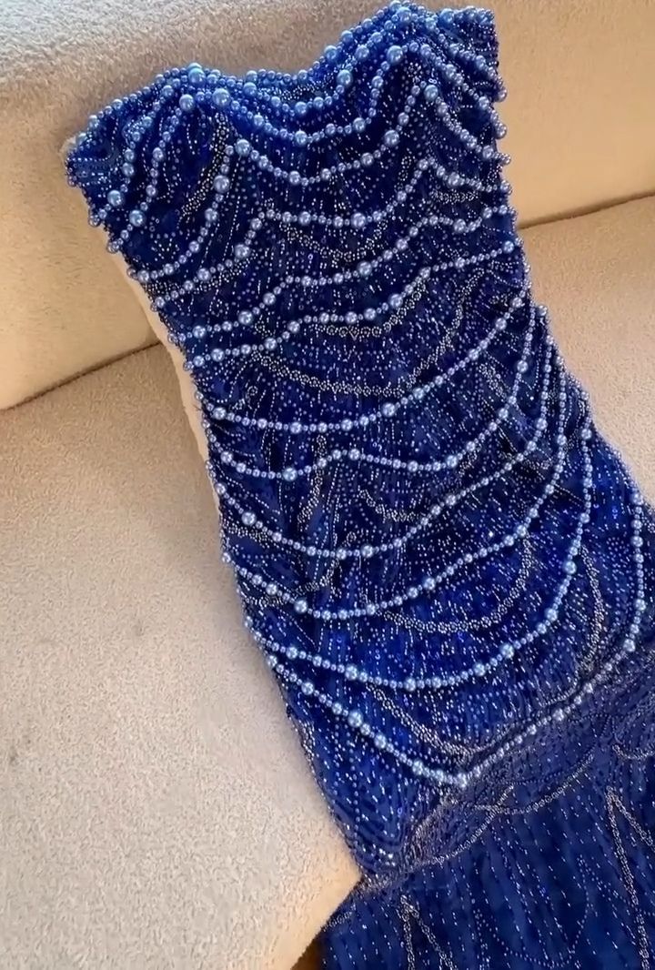 Blauwe galajurk met steentjes en parels, elegant en vloeiend, perfect voor bruiloft, gala, missverkiezing of verjaardag