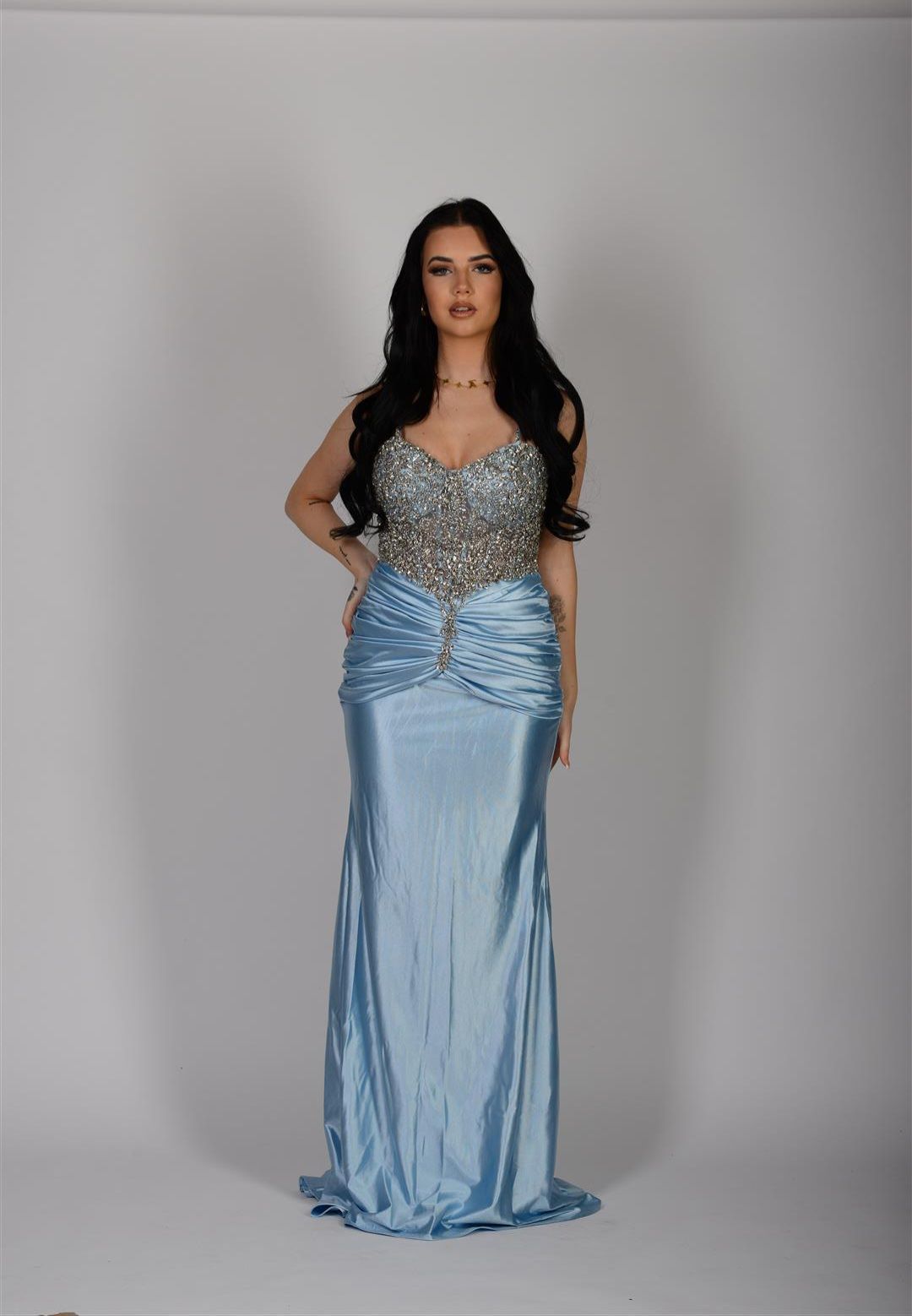 lichtblauwe avondjurk met een met steentjes bezet lijfje, 