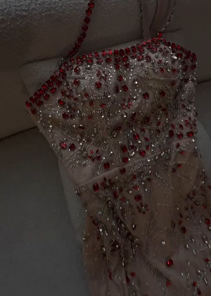 galajurk nude met rode steentjes