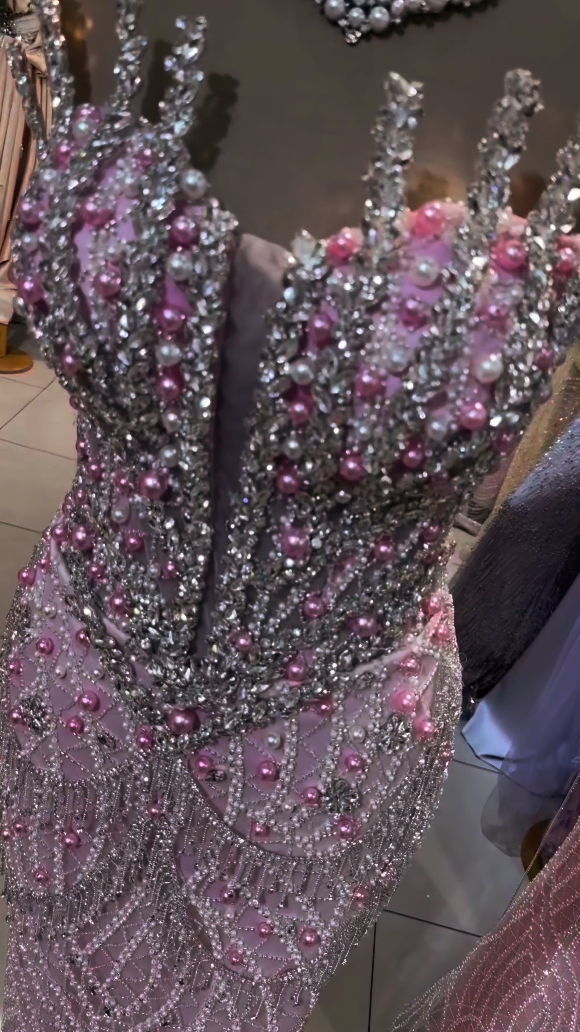 Roze oktoberkalender met roze lint voor borstkankerbewustzijn.