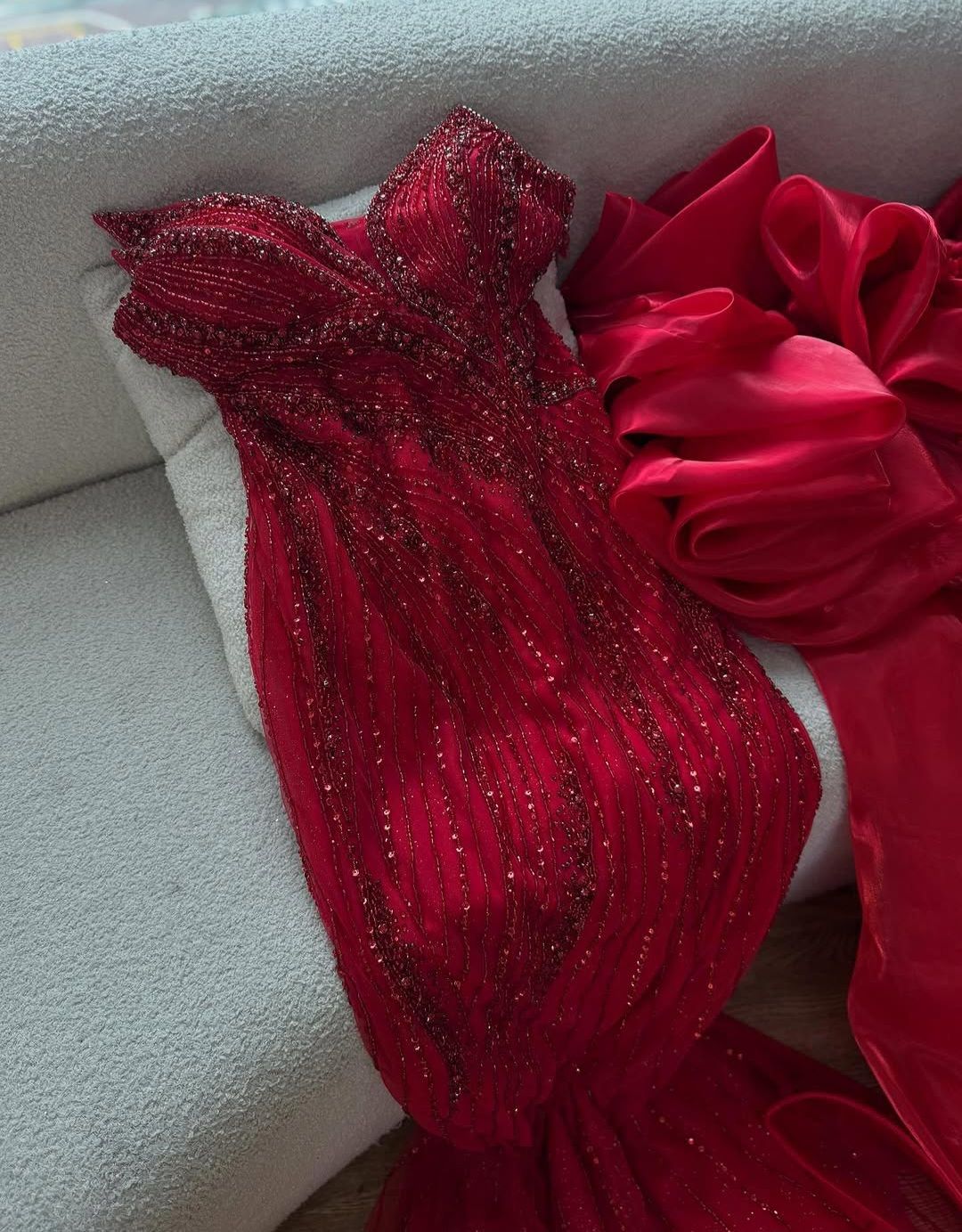 galajurk huren met satijnen