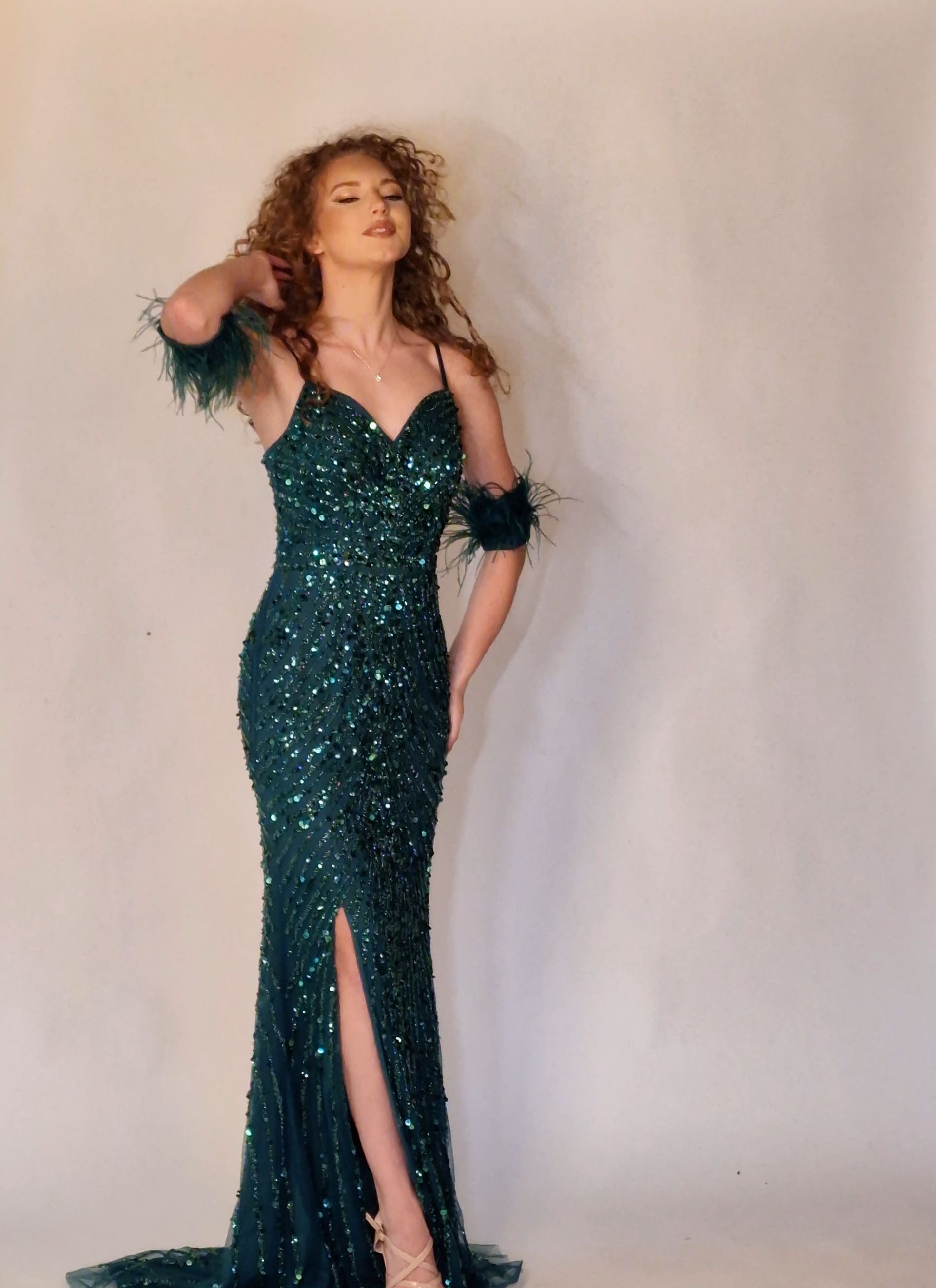 groene jurk met pailletten, veren, een 