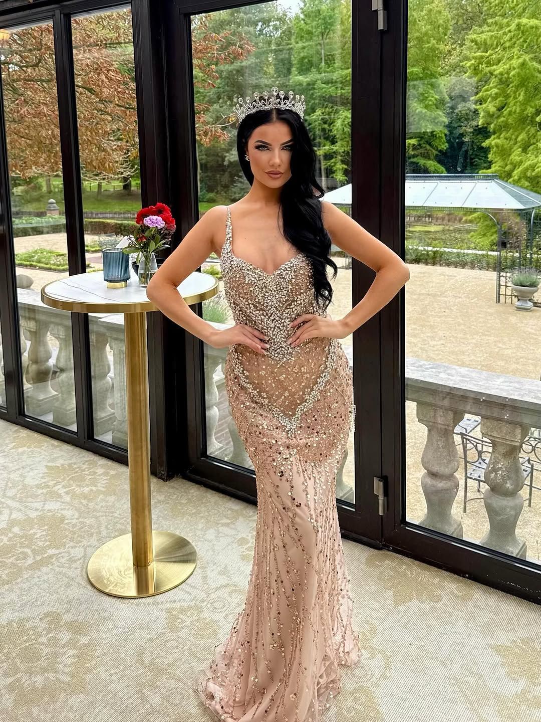 Nude galajurk met steentjes en parels, elegant en vloeiend, perfect voor bruiloft, gala, missverkiezing of verjaardag