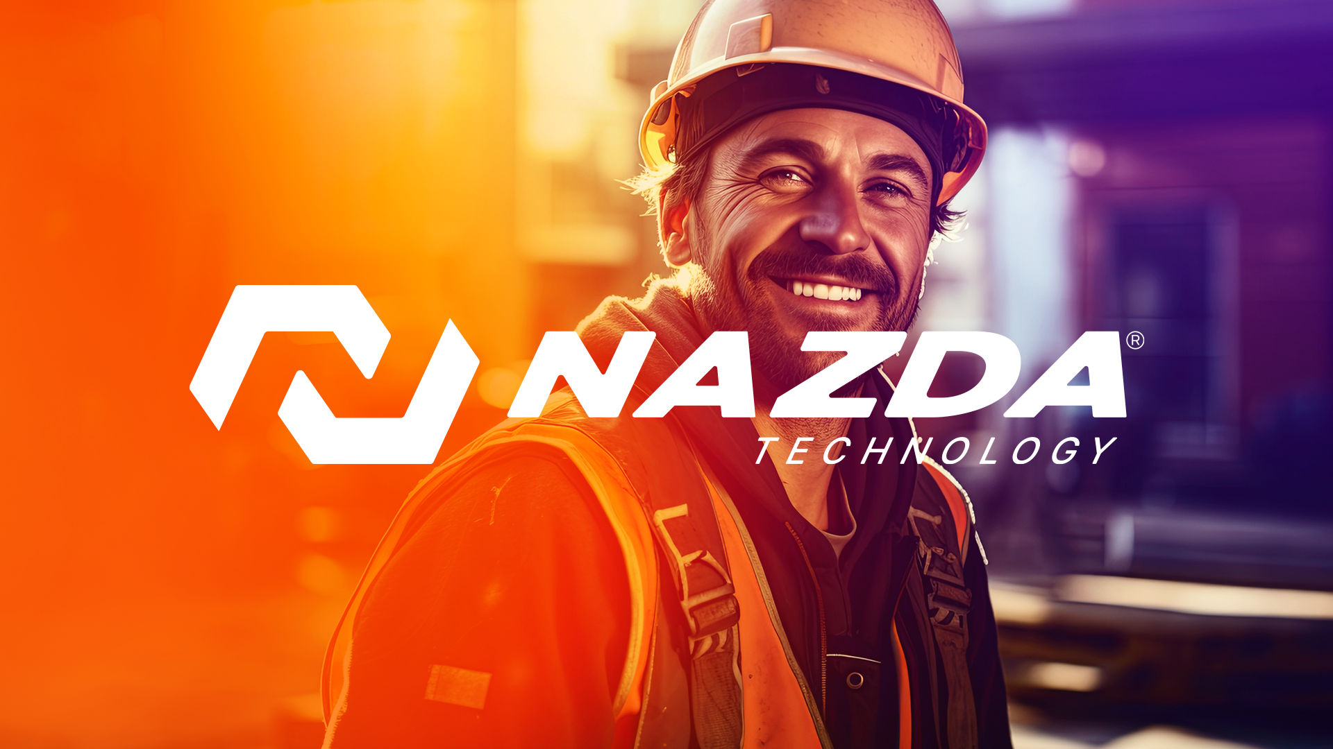 Operário da construção civil sorridente, usando capacete e colete com o logotipo 