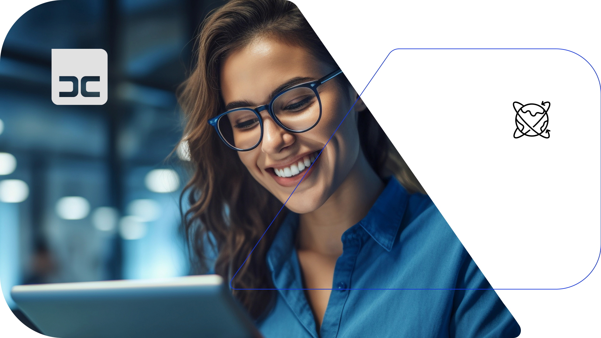 Mulher de óculos sorri enquanto olha para um tablet. Ícone de nuvem branca com um e-mail dentro.