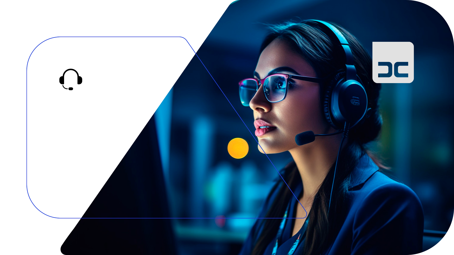 Mulher usando fones de ouvido e óculos, trabalhando em um computador em um ambiente escuro, com o logotipo de uma empresa.