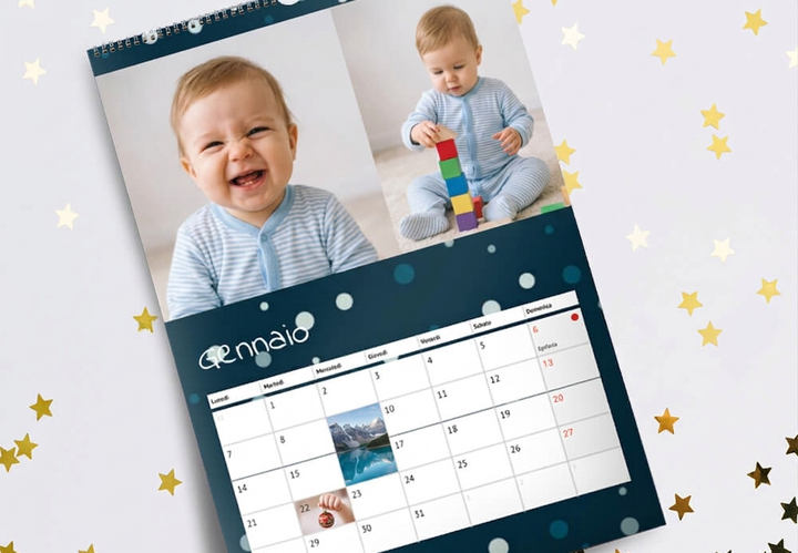 Un calendario da parete personalizzato con due foto di un bambino e uno sfondo blu scuro con cerchi che ricordano i coriandoli.