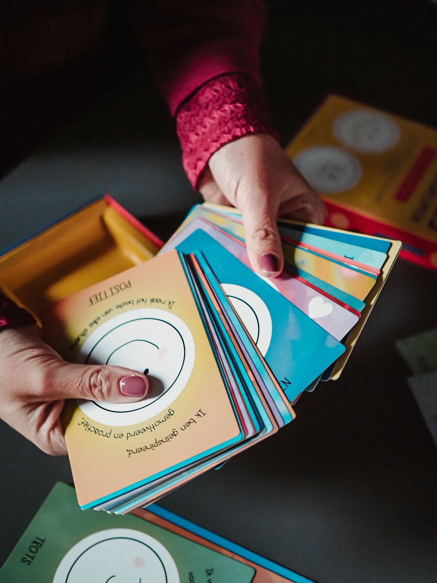 Drie blikjes Beyond-bier staan ​​naast elkaar op een tafel.
