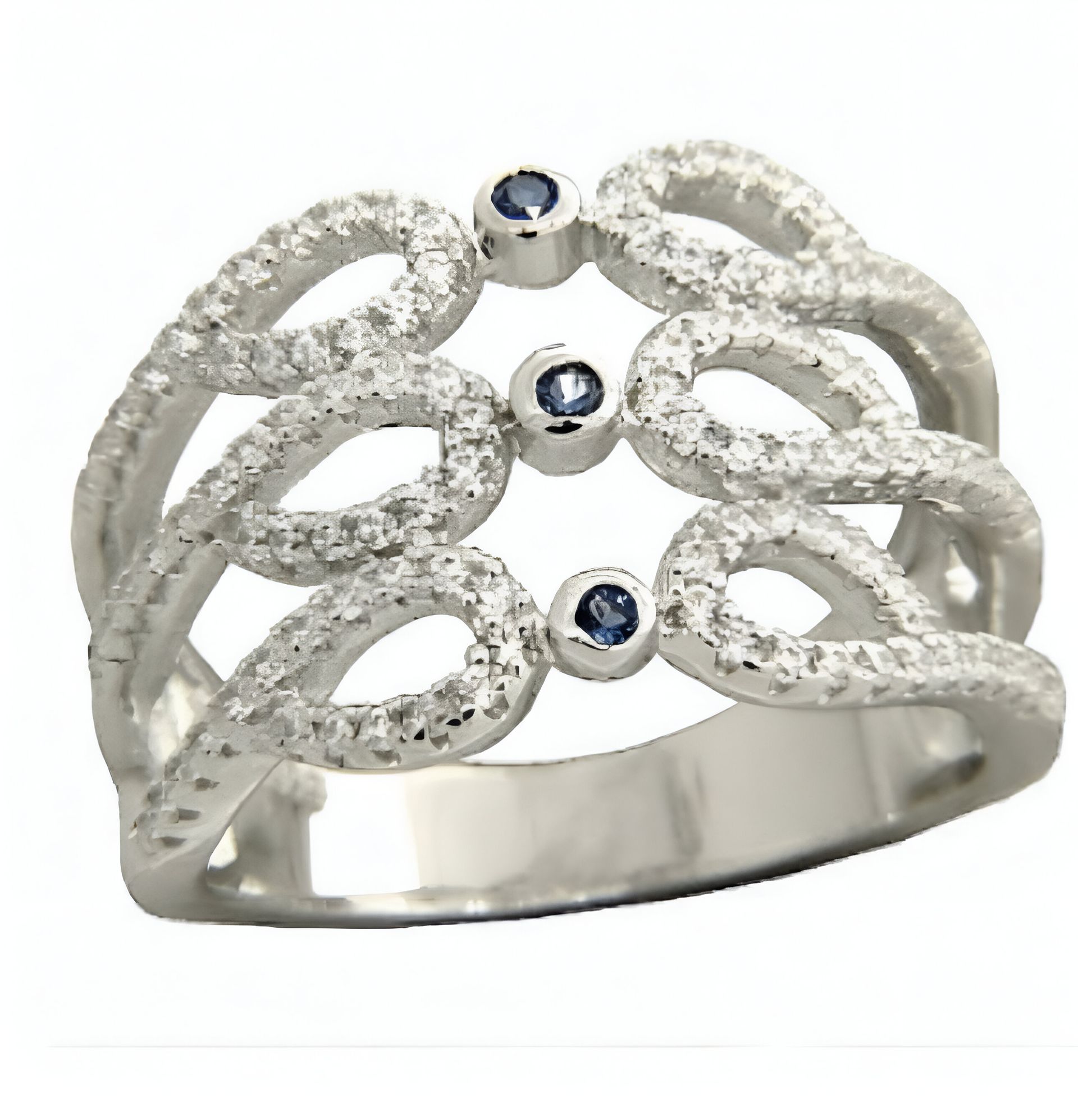 Un anillo de plata con zafiro y diamantes sobre fondo blanco.