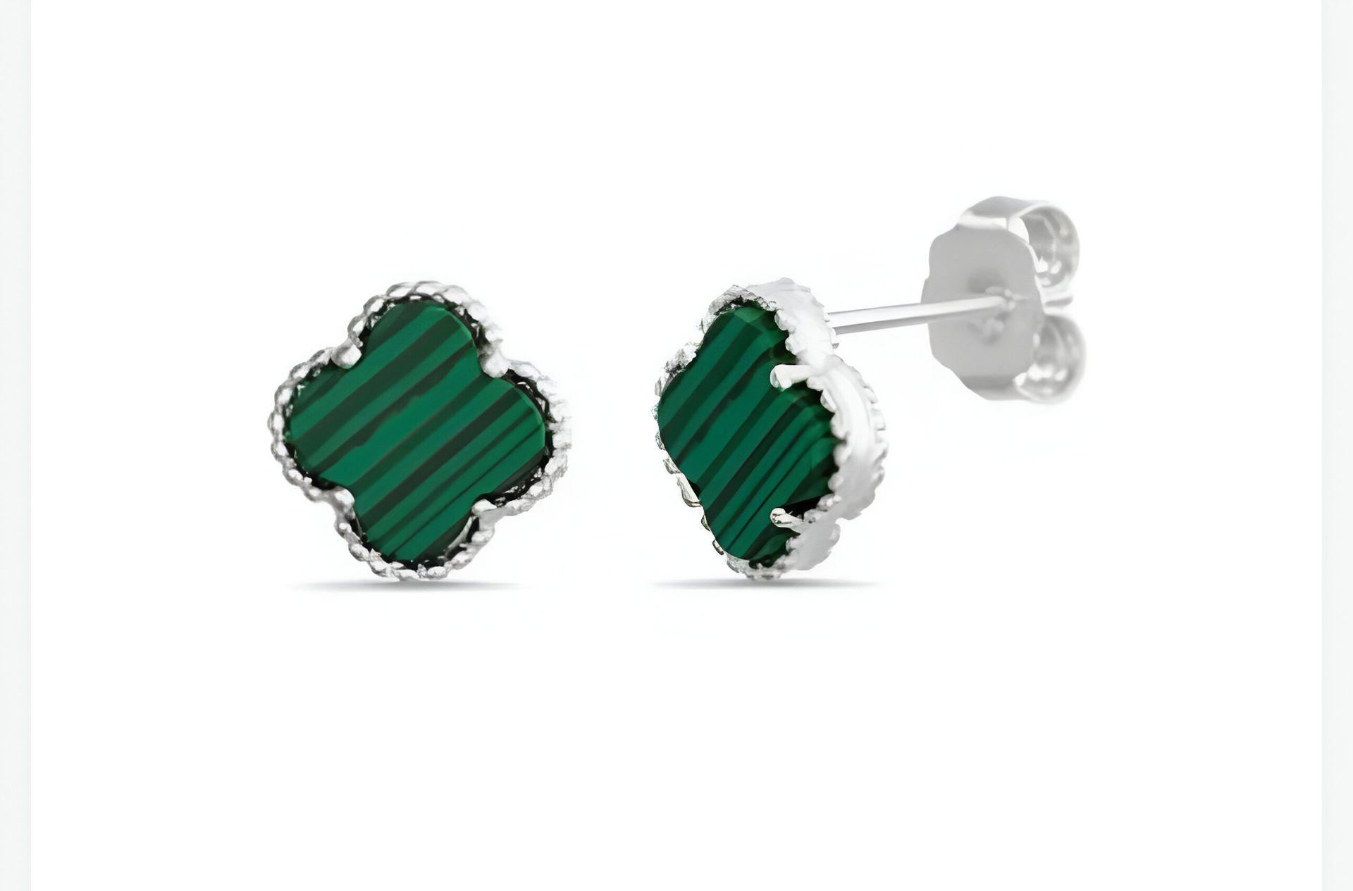 Un par de pendientes de malaquita verde en forma de trébol sobre fondo blanco.